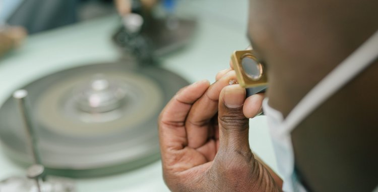 Sodiam vai leiloar mais de 30 diamantes especiais